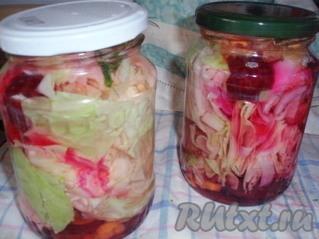 Вскипятить воду, залить банки кипятком.