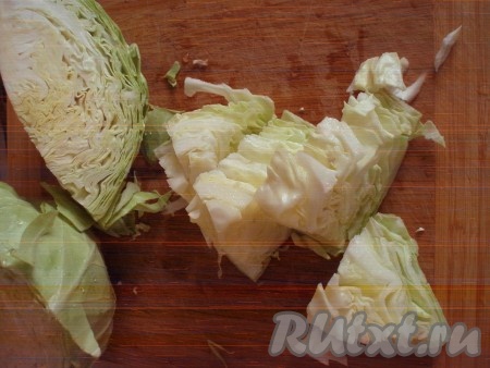 Капусту вымыть, очистить от поврежденных верхних листьев, нарезать крупными кусками.