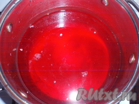 Через 10 минут воду слить в кастрюлю, замерить ее количество. На этой воде будем готовить маринад.

В это же время в отдельной кастрюле снова вскипятить воду, залить в банки во второй раз, через 10 минут воду слить, она нам больше не нужна. В каждую банку добавить по несколько штук черного перца горошком, по 1 лавровому листу. Залить банки кипящим маринадом (для приготовления маринада довести до кипения первую слитую воду (замеренную), добавить соль и сахар, вскипятить, всыпать лимонную кислоту), закатать прокипяченными крышками и перевернуть банки до полного остывания.