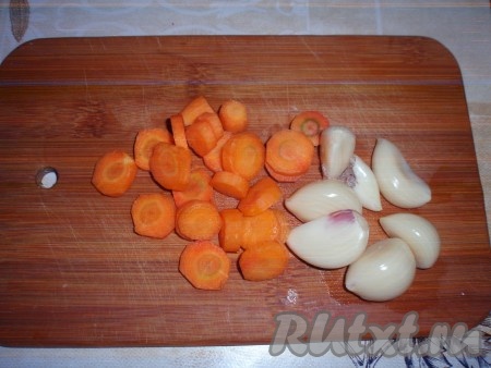 Морковь очистить, нарезать кружочками. Чеснок очистить.
