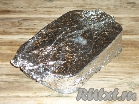 Выложить промариновавшуюся свиную вырезку в жаропрочную форму, накрыть фольгой и отправить в разогретую до 180 градусов духовку. Запекать 40 минут.&nbsp;
