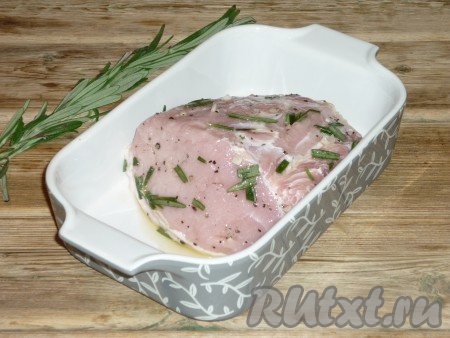 Свиную вырезку промыть под холодной проточной водой и обсушить бумажным полотенцем. Острым ножом сделать по всему мясу наколы, обмазать со всех сторон приготовленной смесью и отправить на пару часов в холодильник, чтобы свинина промариновалось.&nbsp;

