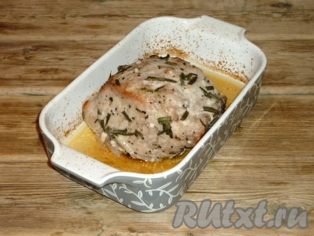 Когда свинина подрумянится, достаем из духовки.&nbsp;
