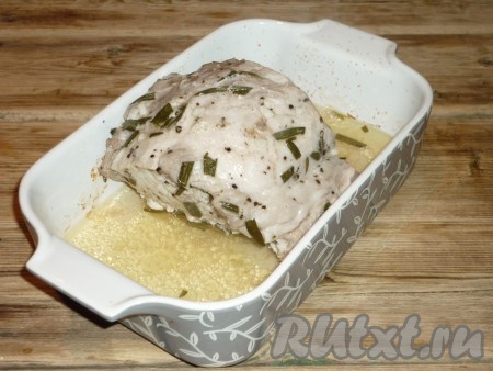 Затем с формы снять фольгу и запекать ещё 20-30 минут. Готовность мяса можно проверить с помощью ножа или деревянной шпажки, проколов мясо, - выделяющийся сок должен быть прозрачным.&nbsp;
