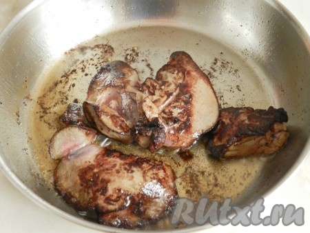 Добавив на сковороду еще сливочного масла, выложить печень кролика и обжарить по 1 минуте с каждой стороны.
