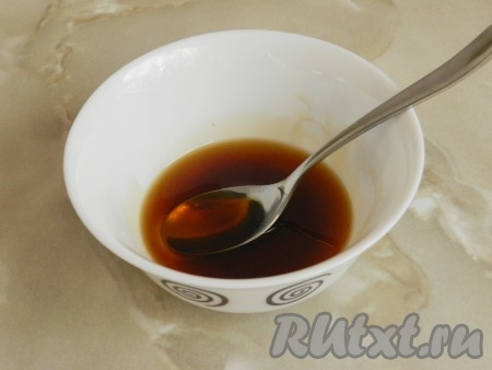 Для приготовления соуса смешать соевый соус, мед и апельсиновый сок.
