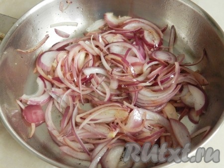 На этом же масле обжарить до золотистого цвета лук, нарезанный перьями. Поперчить и посолить в процессе. Обжаренный лук убрать со сковороды.
