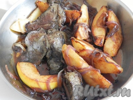 К обжаренной печени на сковороду выложить лук, айву, приготовленный соус, перемешать и тушить 3-5 минут. Следите, печень кролика не должна стать жесткой.
