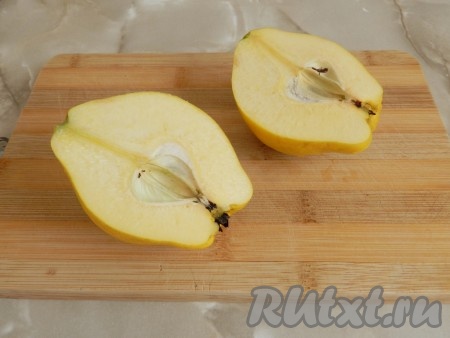 Айву, отмыв от пуха, нарезать дольками.
