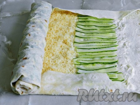 Лаваш аккуратно свернуть рулетом, подвернув края на начинку.
