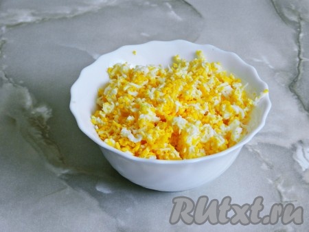 Яйца, сваренные вкрутую, очистить и натереть на терке.
