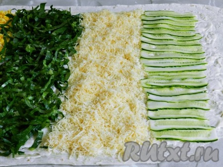 Рядом выложить натёртый сыр и, наконец, тонкие полоски огурцов.
