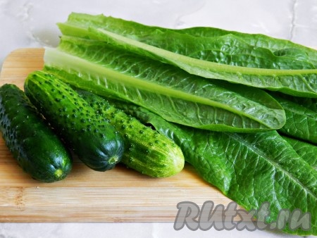 Огурцы и листья салата вымыть и обсушить.
