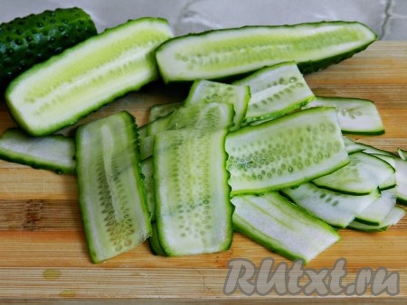 Нарезать огурцы слайсами.
