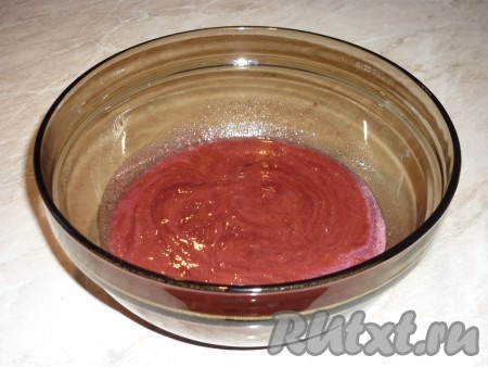 Косточки выбросить, а в ягодное пюре всыпать сахар.