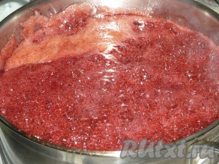 Довести варенье до кипения, уменьшить огонь и варить 20 минут, периодически помешивая и снимая образовавшуюся пену. 