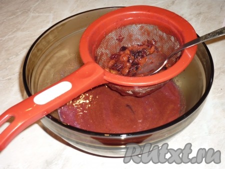 Протереть терн через сито. На косточках должно остаться как можно меньше мякоти. Если остается много мякоти, то косточки можно ещё раз проварить, а затем протереть через сито.&nbsp;
