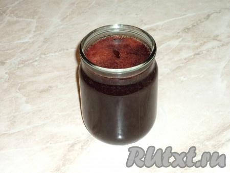 Готовое варенье разлить по простерилизованным банкам и закатать прокипяченными крышками. По консистенции варенье будет жидким, но когда остынет - загустеет.&nbsp;
