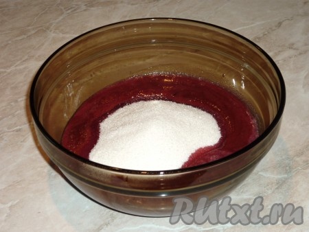 Перемешать, перелить в кастрюлю и отправить на огонь.