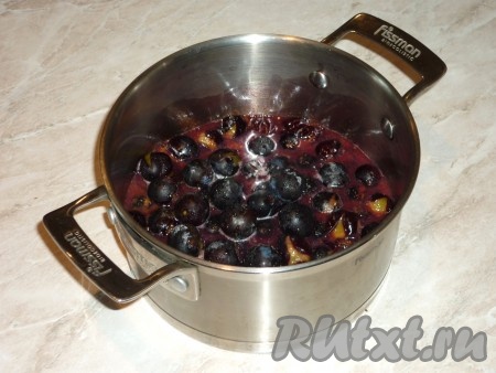 Ягоды станут мягкими и их легко будет освободить от косточек.&nbsp;
