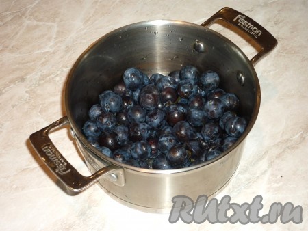 Ягоды перебрать и промыть под холодной проточной водой. Поместить в кастрюлю, влить воду и отправить на огонь. Довести до кипения и проварить пару минут. 