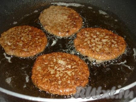 Жарить оладушки на среднем огне до золотистого цвета, примерно по 2-3 минуты с каждой стороны.&nbsp;
