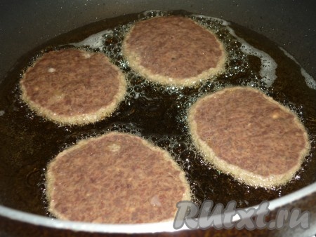 По истечении времени в сковороду налить растительное масло (дно сковороды должно быть полностью покрыто) и разогреть его. Столовой ложкой выложить печёночное тесто, формируя оладьи.&nbsp;
