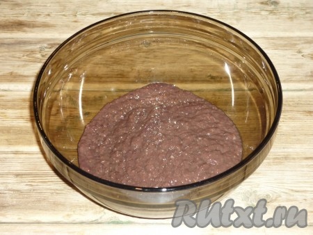 Печень вымыть под холодной проточной водой, снять плёнку и нарезать небольшими кусочками. Печенку и очищенный лук пропустить через мясорубку.&nbsp;
