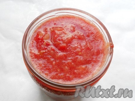 В это время простерилизовать баночки и обдать кипятком крышки (закручивающиеся или капроновые). Разложить аджику по банкам, накрыть или закрутить крышками.
