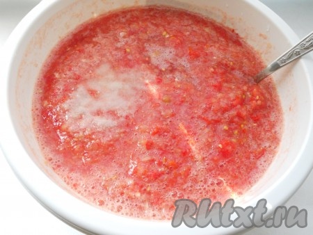 Добавить в аджику соль и влить уксус, тщательно перемешать. Оставить аджику на 1 час при комнатной температуре.