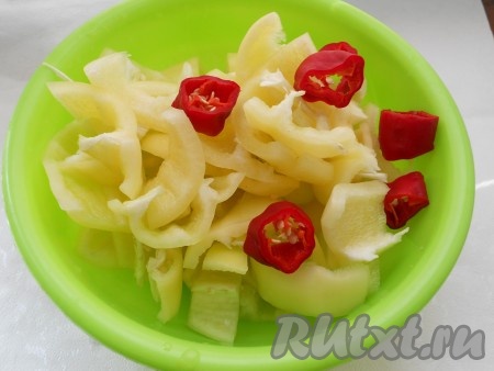 Перец болгарский очистить от семян, нарезать кусочками, также нарезать и острый (горький) перец.
