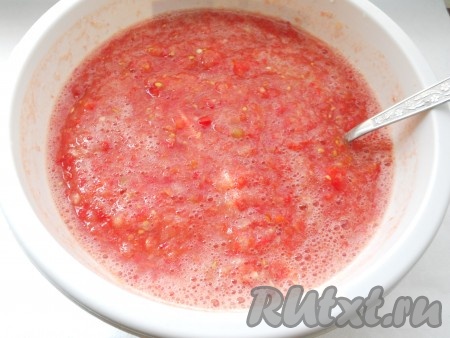 Все подготовленные продукты перекрутить на мясорубке.