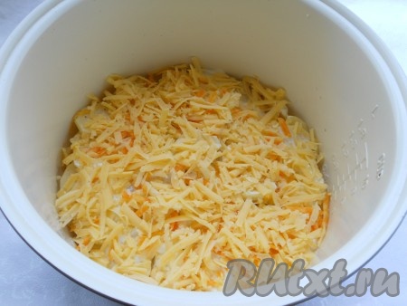 Сверху щедро посыпать натертым на крупной терке сыром.
