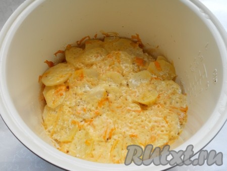 Выставить режим мультиварки "Выпечка" на 50 минут. После приготовления оставить блюдо под закрытой крышкой еще на 15 минут.
