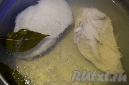 Куриную грудку промыть, отварить в течение 25 минут с момента начала кипения воды, добавив лавровый лист. Остудить.
