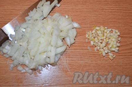 Репчатый лук и чеснок очистить и нарезать, обжарить их на смеси сливочного и растительного масел до золотистого цвета, периодически помешивая, затем остудить.
