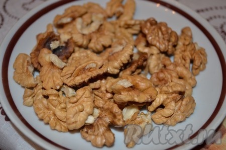 Затем складываем в чашу блендера все ингредиенты. Орехи