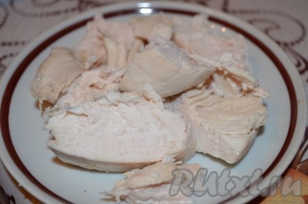 Нарезанную отваренную куриную грудку:
