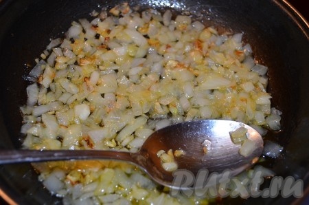 Обжаренные и остывшие лук и чеснок:
