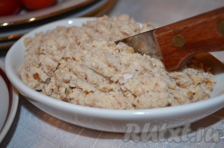 Измельчить в блендере до состояния паштета. Посолить и поперчить по вкусу.
