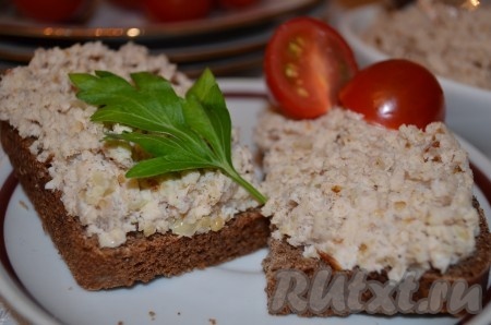 Вкусный, сытный паштет из куриной грудки с грецкими орехами готов! Очень вкусно подавать такой паштет с бородинским хлебом и помидорами.
