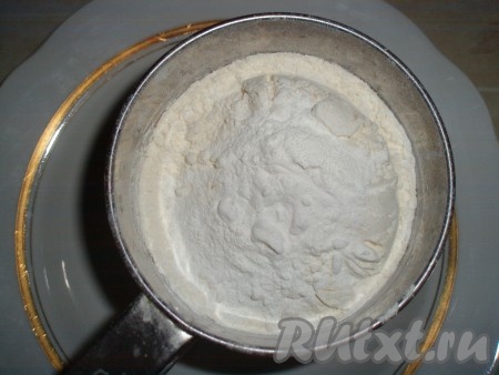 Все продукты для кабачкового кекса должны быть комнатной температуры.

Муку, разрыхлитель для теста, соду просеять.