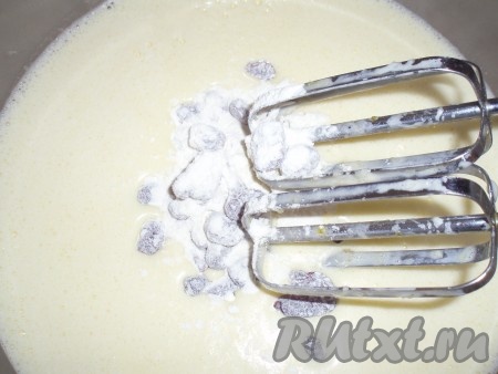 Вяленую клюкву припорошить небольшим количеством муки, вмешать в тесто. Вместо вяленой клюквы можно использовать изюм или другие сухофрукты.&nbsp;
