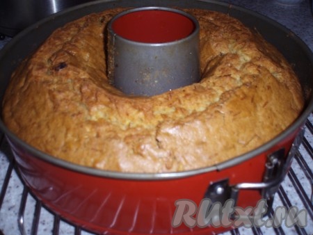 Выпекать кекс около 60 минут (готовность проверить зубочисткой). Вот такой высокий, красивый кабачковый кекс получается.
