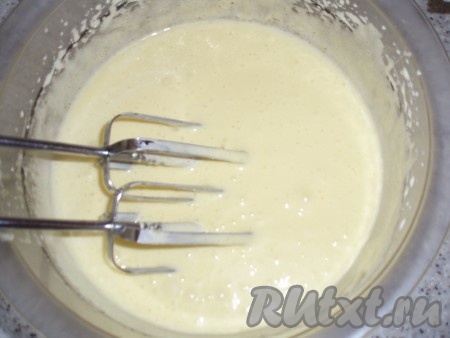 Яйца взбить с сахаром и ванильным сахаром.&nbsp;Добавить растительное масло и снова взбить. Масса слегка осядет, так и должно быть.
