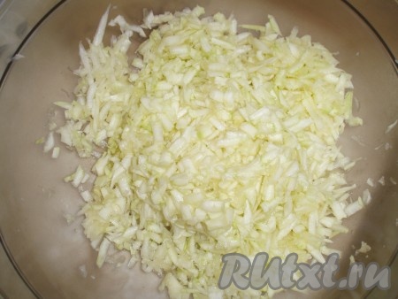 Кабачок натереть на средней терке.