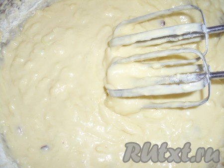 Добавить отжатый от излишнего сока натертый кабачок. Перемешать.&nbsp;В конце всыпать просеянную муку с разрыхлителем и содой, перемешать до однородности. Тесто для кабачкового теста получится по консистенции, как густая сметана.