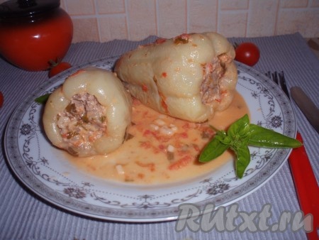 Очень вкусный перец, фаршированный мясом и перловкой, готов.