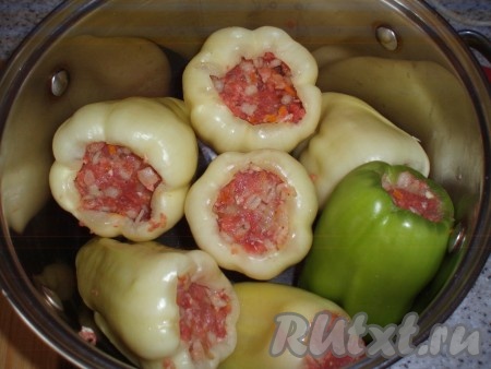 Подготовленные перцы начинить фаршем.&nbsp;Сложить подготовленные перцы в кастрюлю.