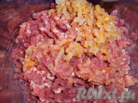 Лук мелко нарезать. Морковь натереть на крупной терке. Обжарить лук и морковь на растительном масле, иногда помешивая, до мягкости.&nbsp;Мясо вымыть, очистить от пленок, перекрутить на мясорубке вместе с обжаренными луком и морковью.
